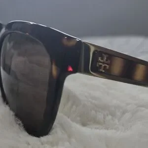 Tory Burch Brown Oversized Sunglasses with Tortoiseshell Pattern Tory Burch | Accessories | Tory Burch Brown Oversized  main image 3